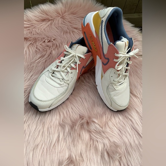 Nike White and Red Athletic Shoes with Air Max Design - Picture 8 of 10